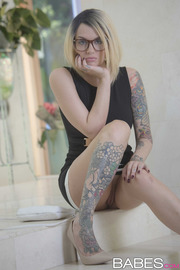 Tattooed Bombshell Emma Mae Showing Her Banging Curves