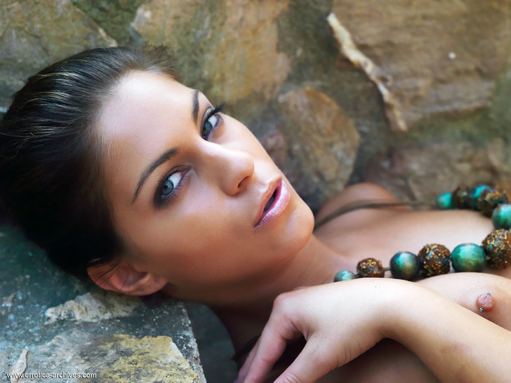 Francesca In Outdoor Nude Posing 06