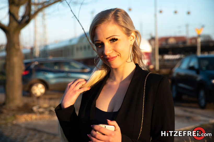 Hot Online Date in the Car 03