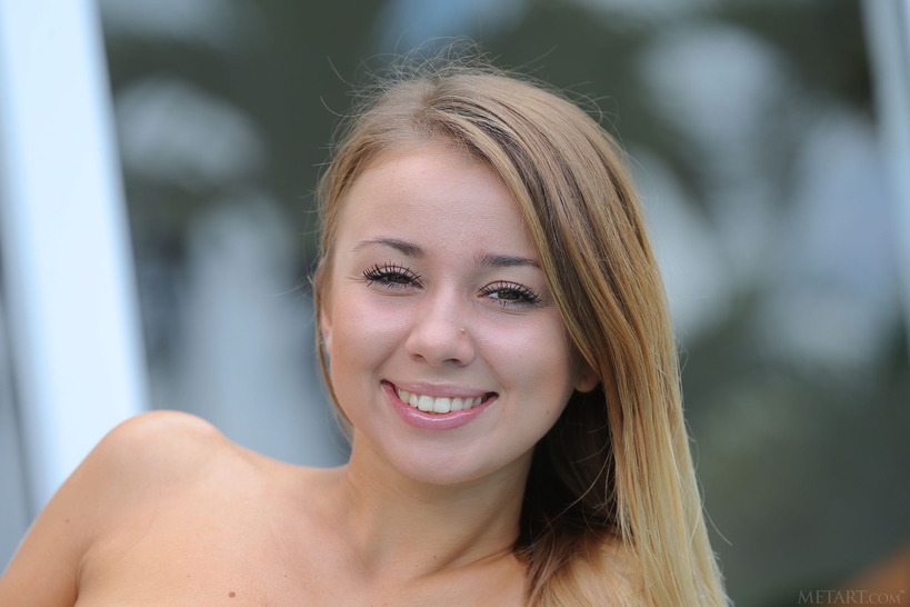 Hot Blonde Linda Chase Gets Nude By The Pool 15