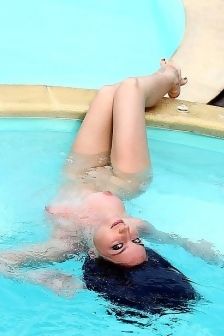 Nude Aurea In The Swimming Pool