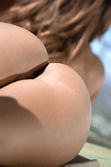 Keisha Grey Shows Off Her Hot Natural Assets