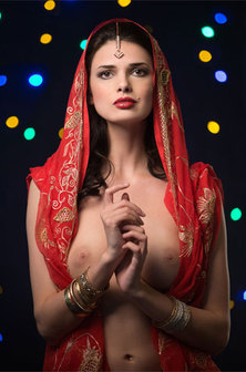 Babe On Indian Jewelry And Poses Topless